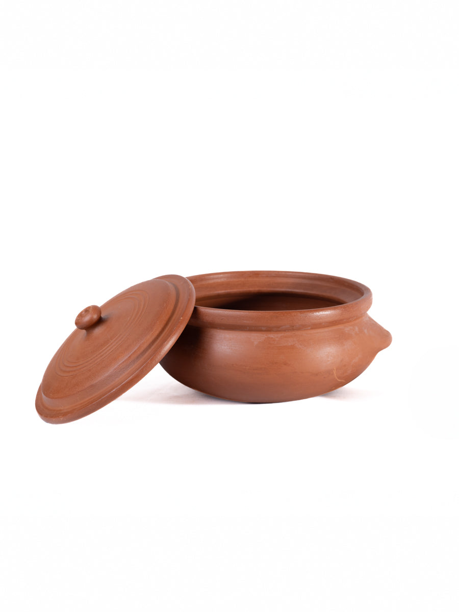 Traditional earthen clay cooking pot with lid – perfect for making authentic South Indian dishes like Sambar, Kuruma, Kootu etc.,