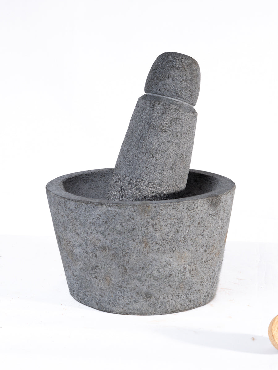Rubbu rolu Traditional Mortar & Pestle on white background.