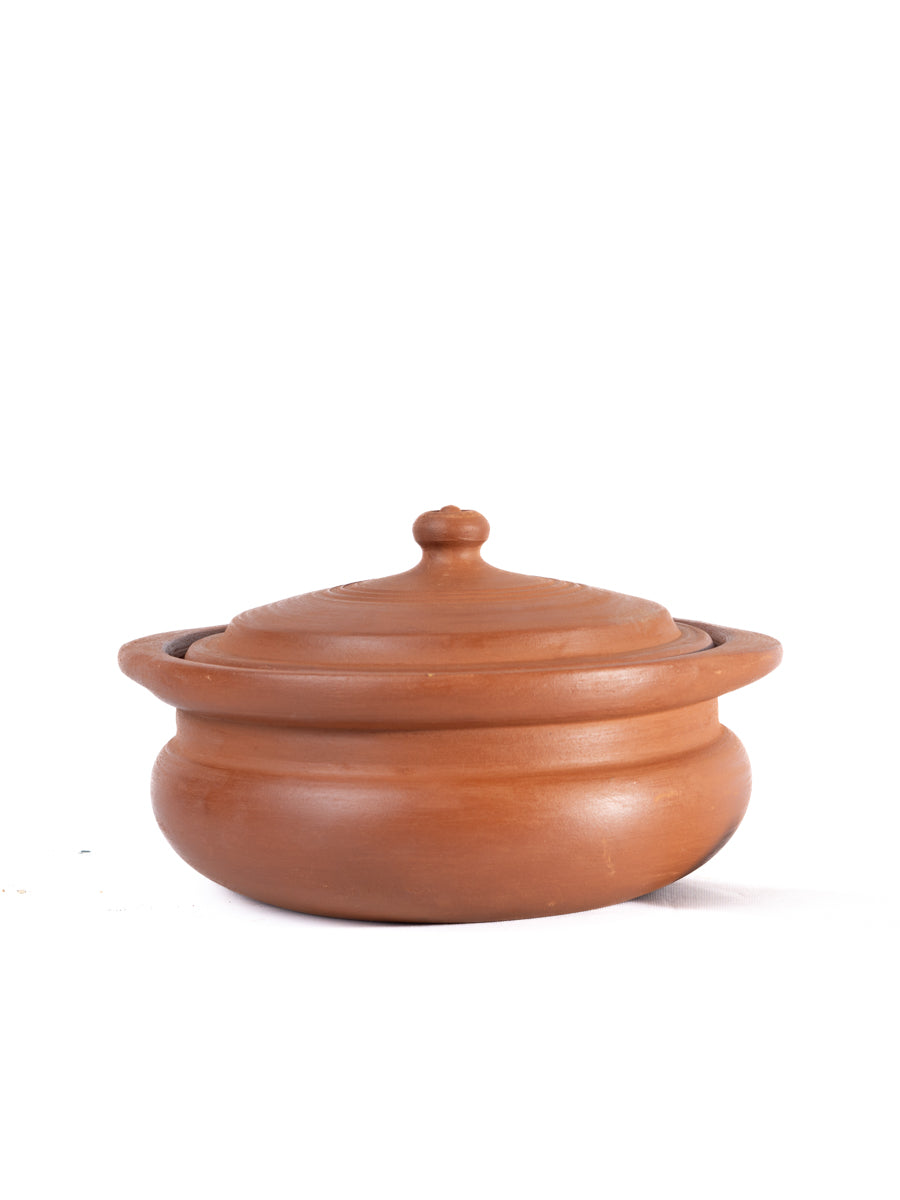 Traditional earthen clay cooking pot with lid – perfect for making authentic South Indian dishes like Sambar, Kuruma, Kootu etc.,